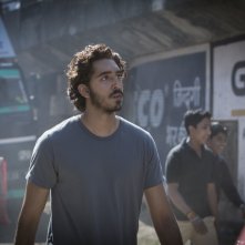 Lion: Dev Patel in una scena del film