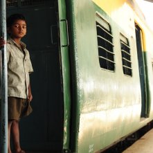 Lion: Sunny Pawar in una scena del film