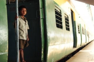Lion: Sunny Pawar in una scena del film