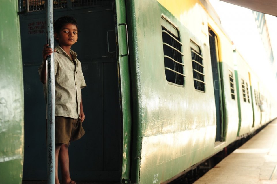 Lion: Sunny Pawar in una scena del film