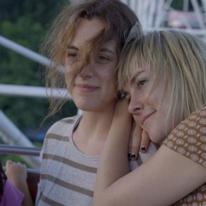 Lovesong: Riley Keough e Jena Malone in una scena del film