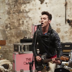 London Town: la prima immagine di Jonathan Rhys Meyers nei panni del leader dei Clash