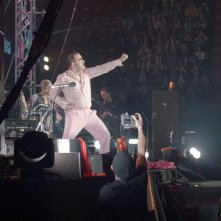 Ritmo sbilenco - Un filmino su Elio e le Storie Tese: Elio si esibisce sul palco in un'immagine del documentario