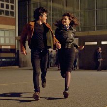 Sing Street: Lucy Boynton e Ferdia Walsh-Peelo corrono insieme in una scena del film