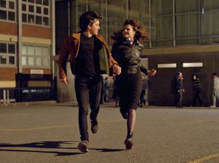 Sing Street: Lucy Boynton e Ferdia Walsh-Peelo corrono insieme in una scena del film