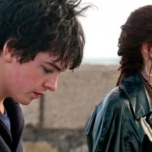 Sing Street: Lucy Boynton e Ferdia Walsh-Peelo corrono insieme in un momento del film