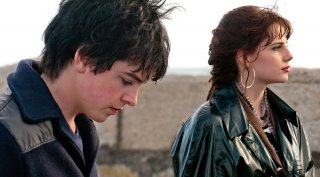 Sing Street: Lucy Boynton e Ferdia Walsh-Peelo corrono insieme in un momento del film