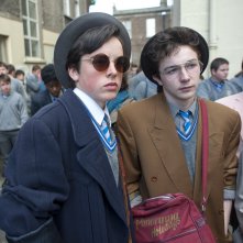 Sing Street: Mark McKenna e Ferdia Walsh-Peelo in una scena del film
