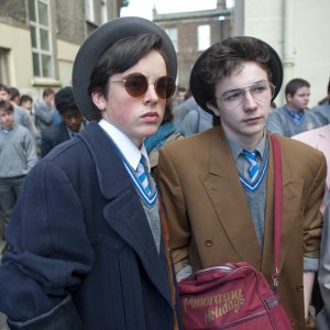 Sing Street: Mark McKenna e Ferdia Walsh-Peelo in una scena del film