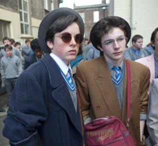 Sing Street: Mark McKenna e Ferdia Walsh-Peelo in una scena del film