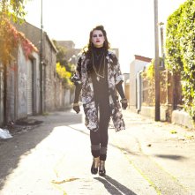 Sing Street: Lucy Boynton in una scena del film