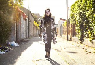 Sing Street: Lucy Boynton in una scena del film