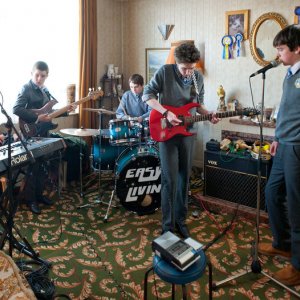 Sing Street: una scena di gruppo del film