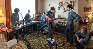 Sing Street: una scena di gruppo del film