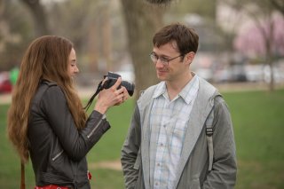 Snowden: Joseph Gordon-Levitt e Shailene Woodley in una scena del film