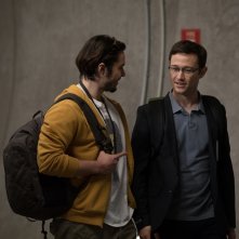 Snowden: Joseph Gordon-Levitt e Ben Schnetzer in una scena del film
