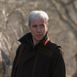 Snowden: Rhys Ifans in una scena del film