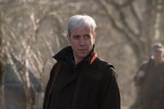 Snowden: Rhys Ifans in una scena del film