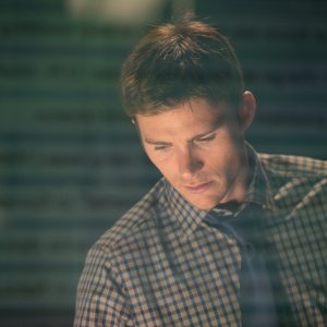 Snowden: Scott Eastwood in una scena del film