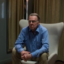 Snowden: Tom Wilkinson in una scena del film