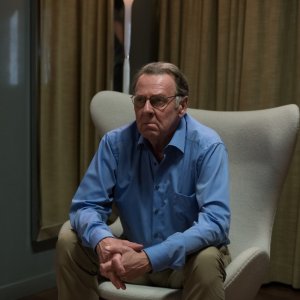 Snowden: Tom Wilkinson in una scena del film