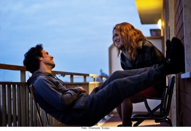Sole cuore amore: Isabella Ragonese e Francesco Montanari in una scena del film