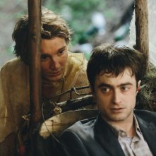 Swiss Army Man - Un amico multiuso: Daniel Radcliffe e Paul Dano in un momento del film