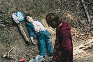 Swiss Army Man - Un amico multiuso: Daniel Radcliffe e Paul Dano in una scena del film