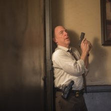 The Accountant: J.K. Simmons in una scena d'azione del film