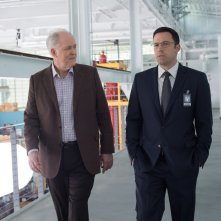 The Accountant: John Lithgow e Ben Affleck in una scena del film