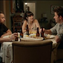 The Hollars: John Krasinski, Charlie Day e Mary Elizabeth Winstead in una scena del film