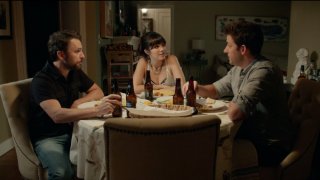The Hollars: John Krasinski, Charlie Day e Mary Elizabeth Winstead in una scena del film
