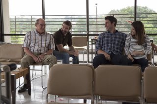 The Hollars: John Krasinski, Charlie Day, Richard Jenkins e Anna Kendrick in una scena del film