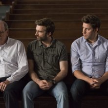 The Hollars: John Krasinski, Charlie Day e Richard Jenkins in una scena del film