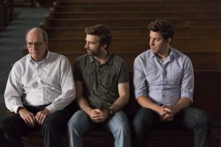 The Hollars: John Krasinski, Charlie Day e Richard Jenkins in una scena del film