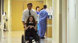 The Hollars: John Krasinski e Anna Kendrick in una scena del film