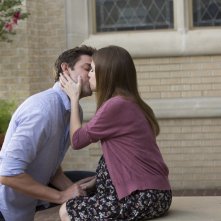 The Hollars: John Krasinski e Anna Kendrick in un intimo momento del film