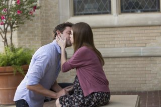 The Hollars: John Krasinski e Anna Kendrick in un intimo momento del film