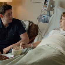 The Hollars: John Krasinski e Margo Martindale in una scena del film