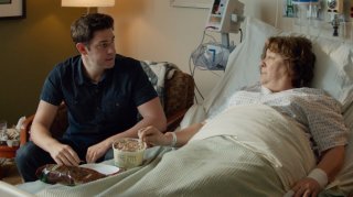 The Hollars: John Krasinski e Margo Martindale in una scena del film