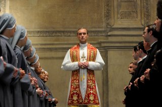 The Young Pope: un'immagine del Papa interpretato da Jude Law