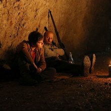 La pelle dell'orso: Marco Paolini e Leonardo Mason in una scena notturna del film