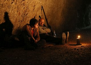 La pelle dell'orso: Marco Paolini e Leonardo Mason in una scena notturna del film
