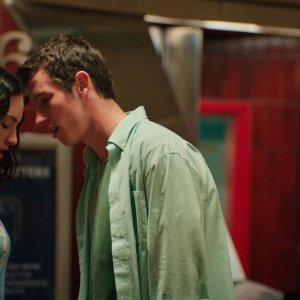 Tramps: Callum Turner e Grace Van Patten in una scena del film