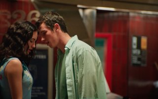 Tramps: Callum Turner e Grace Van Patten in una scena del film