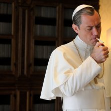 The Young Pope: l'attore Jude Law in una foto della serie