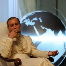 The Young Pope: Jude Law in una scena della serie