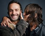 The Walking Dead, Norman Reedus paga pegno per tutti gli scherzi ad Andrew Lincoln