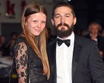 Shia LaBeouf nozze a Las Vegas con Mia Goth (e sosia di Elvis) 