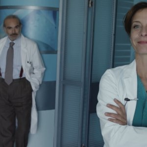 Braccialetti Rossi: Andrea Tidona e Carlotta Natoli in una foto della serie